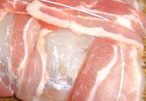 cabillaud rôti au four au bacon (lard fumé)