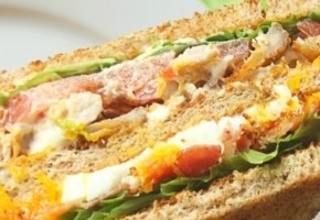 club sandwich au poulet et basilic