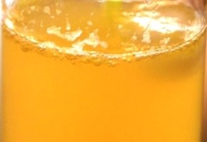 cocktail au jus d'orange, citron vert et à l'eau gazeuse