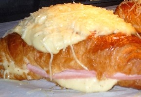 croissants au jambon, fromage et béchamel
