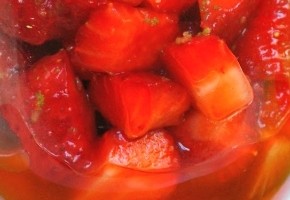 fraises marinees au gingembre en chaud froid et glace stracciatella