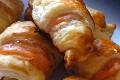 mini croissants au saumon, chevre et jambon cru