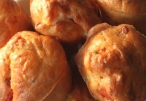 muffins aux tomates cerises, basilic et feta