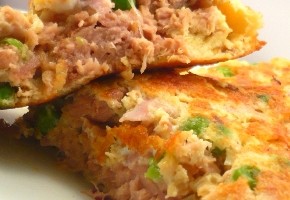 omelette complète au thon, fromage et petits légumes