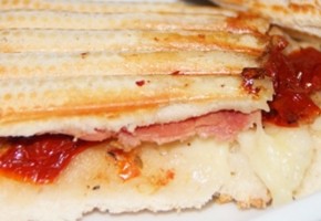 panini aux fromages italiens et tomates séchées