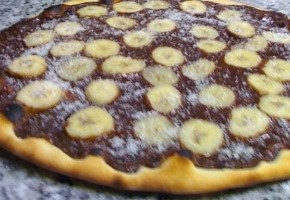 pizza à la banane, nutella et noix de coco