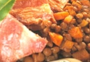 poitrine de porc rôtie à la sauce bleu et aux lentilles