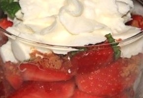 salade de fraises et chantilly au basilic