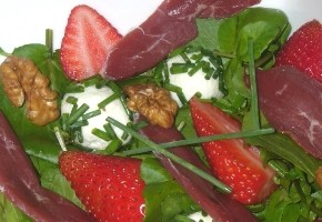 salade printanière au chèvre frais, fraises, magret et pousses d'épinard