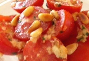 salade de tomates cerises et pignons de pin au pistou