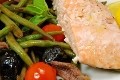 saumon roti aux olives, anchois, tomates et haricots
