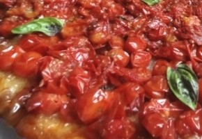 tarte tatin de tomates cerises à la tapenade