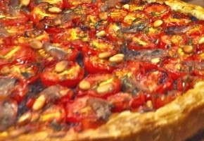 tarte aux tomates cerises, pignons, tapenade et anchois