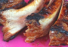 travers de porc grillés à la sauce barbecue